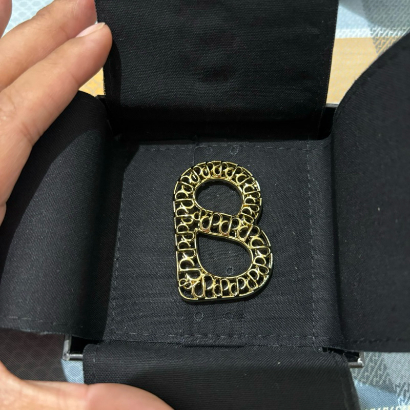 interlock ring gold buttonscarves