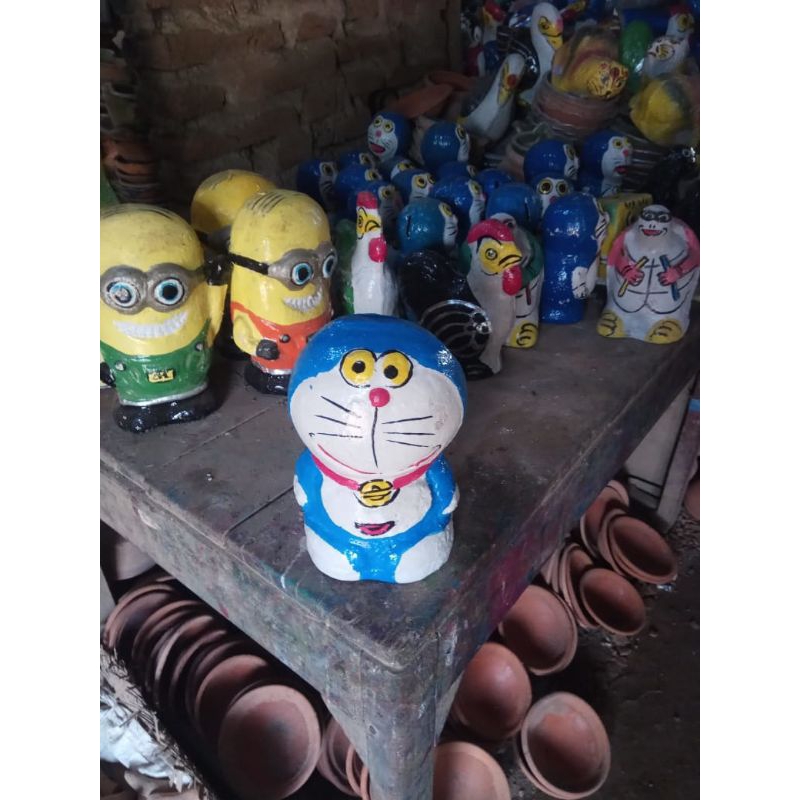 celengan doraemon tanah liat