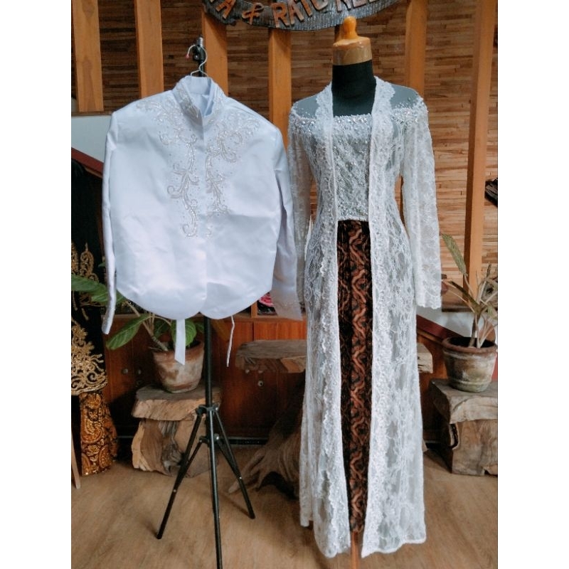 Couple akad nikah, kebaya akad nikah kutubaru & beskap putih.
