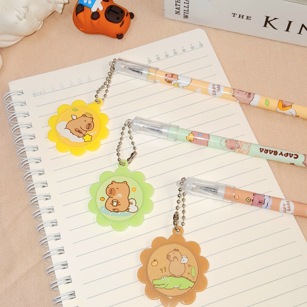 

Pulpen Gantungan Cermin CAPYBARA Super Cute Lucu Favorit Anak / Pen Gantungan Cermin Capybara Fancy Imut Unik Tinta Gel Hitam Terlaris Perlengkapan Sekolah Anak Kekinian Best Quality Bisa Grosir dan COD