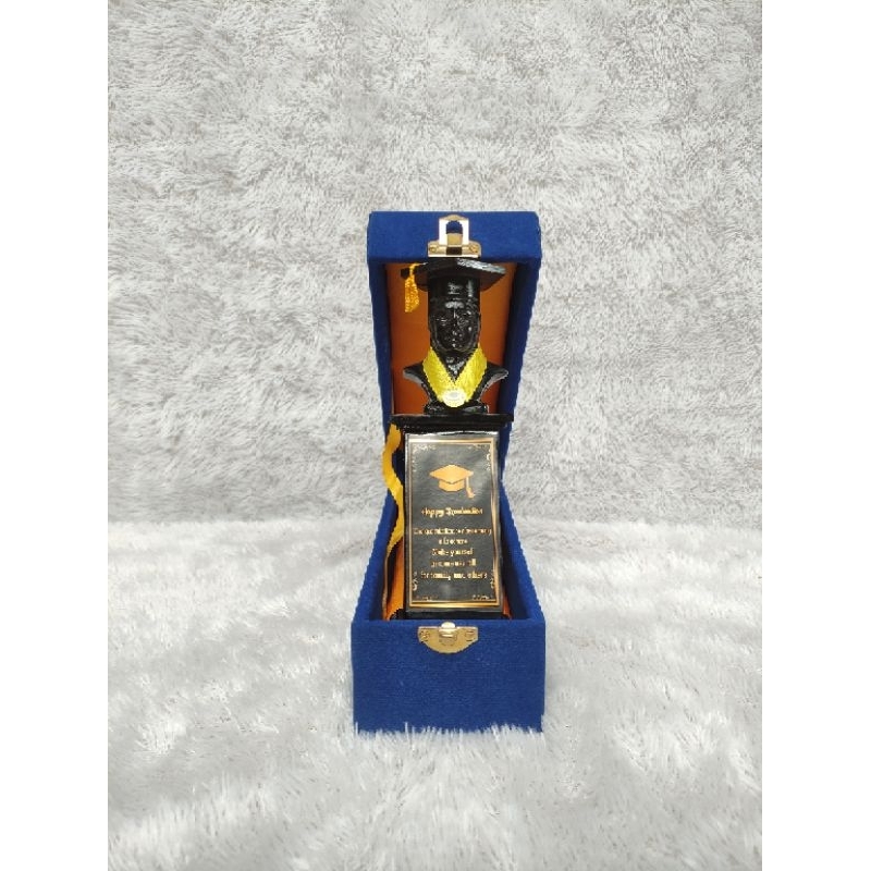 PATUNG WISUDA, PLAKAT WISUDA, KADO WISUDA SOUVENIR, PIALA, TROPHY, PLAKAT