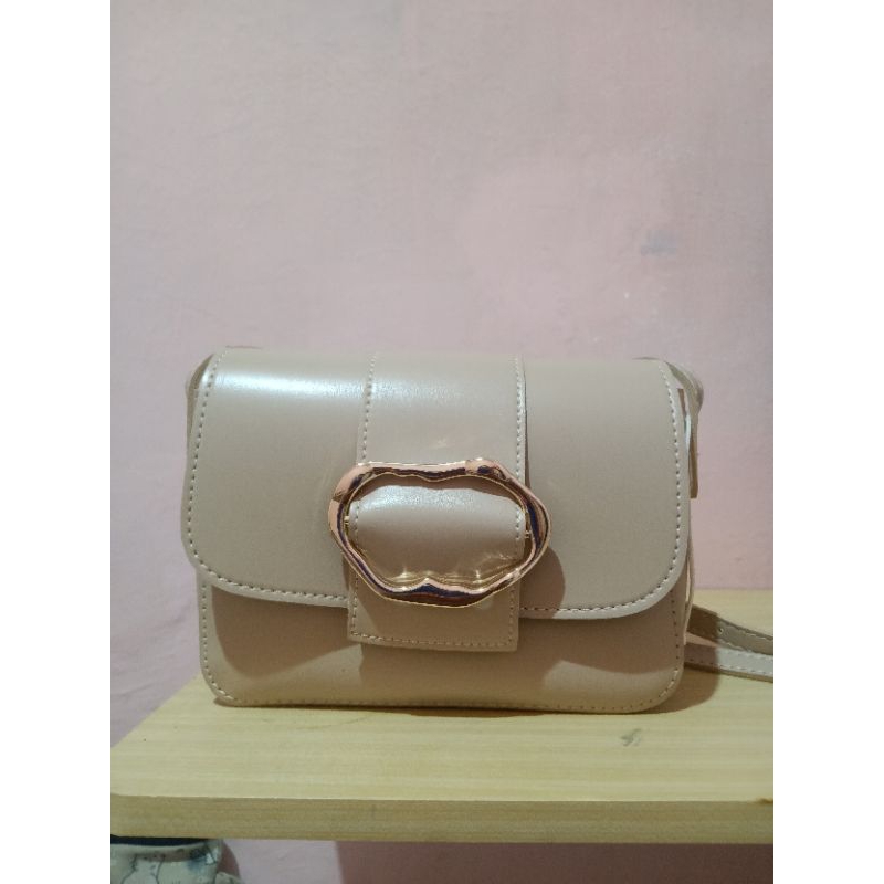 Preloved tas miniso slingbag