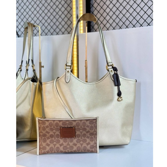 Tas Branded Coach Everyday Tote Metallic Soft Gold Leather