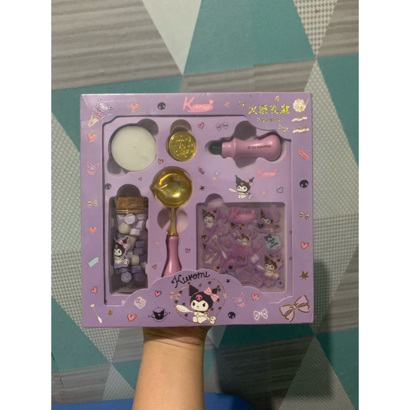 

[NEW ] SANRIO LICENSE Cap Set Stample Stampel Surat Envelope Lem Karakter Kartun Sanrio Kuromi Perlengkapan Sekolah DIY Lucu Unik Souvenir Kado Gift Hadiah