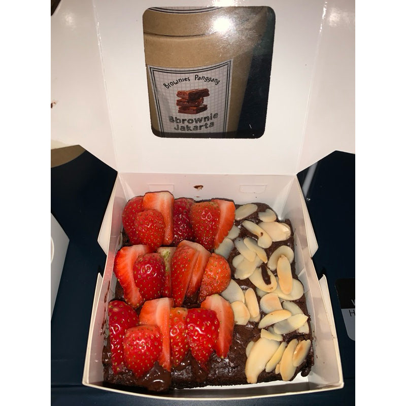 

Brownies Panggang topping Strawberry & almond ukuran 10X10 cm | SAMEDAY ONLY