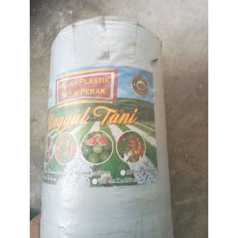 MULSA PLASTIK / KERTAS MULSA HITAM - PERAK UK 60 CM X 500 M UNTUK TANAMAN BERAT 7 KG CAP UNGGUL TANI