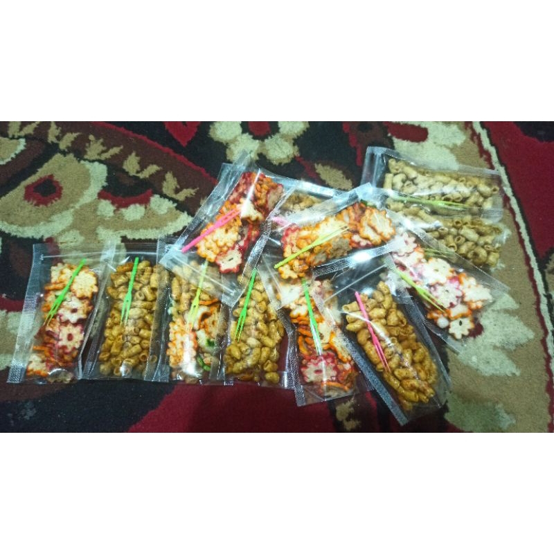 

Seblak kering Makanan cemilan Gurih dan pedas