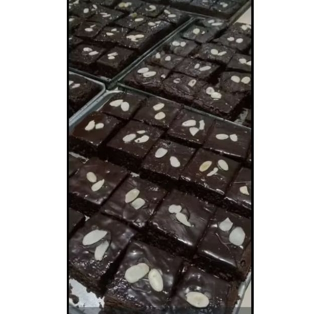 

Brownies frozen isi 10 Coklat/pandan