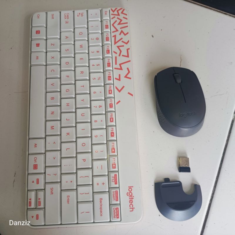 Keyboard K240 putih dan mouse M17 abuabu bekas Logitech wireless
