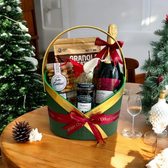 

Parcel Exclusive Christmas Set & New Year Hampers Ready Stock ( Parcel L )