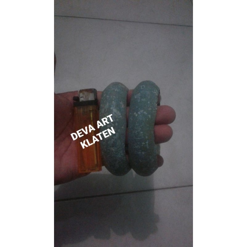 sepasang gelang perunggu temuan kuno