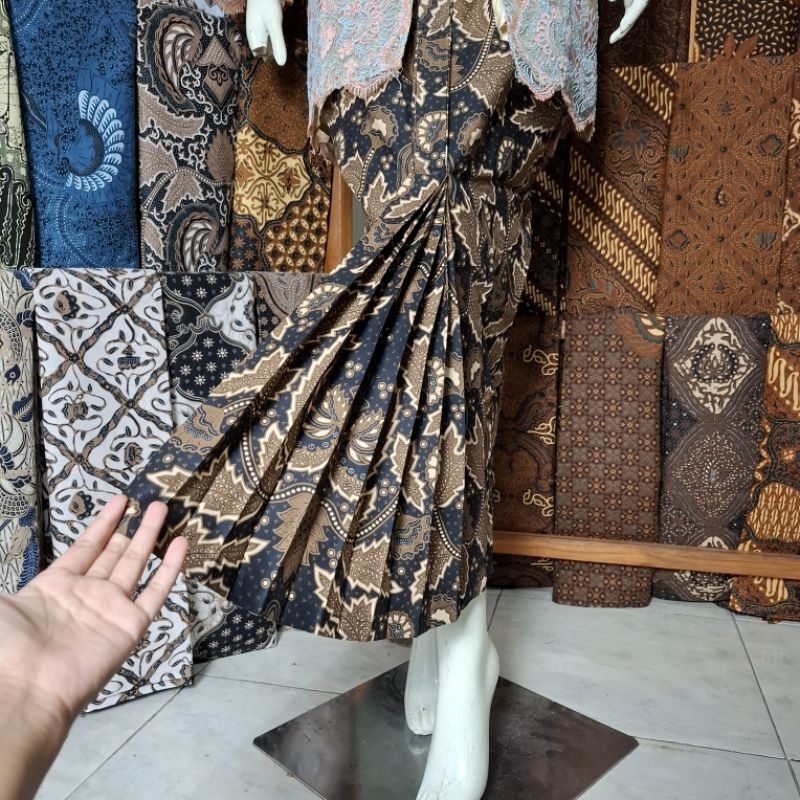 Rok Wiru dan Selendang Batik Wijaya Kusuma Lawasan Krem Hitam Bawahan Kebaya Bridesmaids