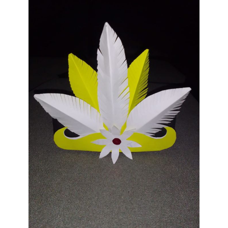 mahkota karnaval dari kertas karton