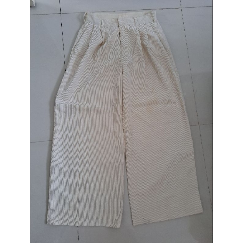 Preloved kulot highwaist corduroy merk Earth Music & Ecology warna Broken White size M