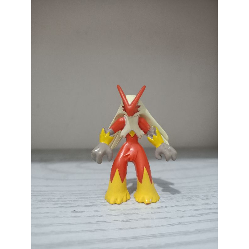 Figur Pokemon Blaziken