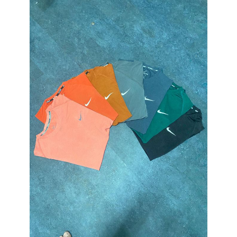 Kaos olah raga Nike DRY-FIT Short Sleeve
