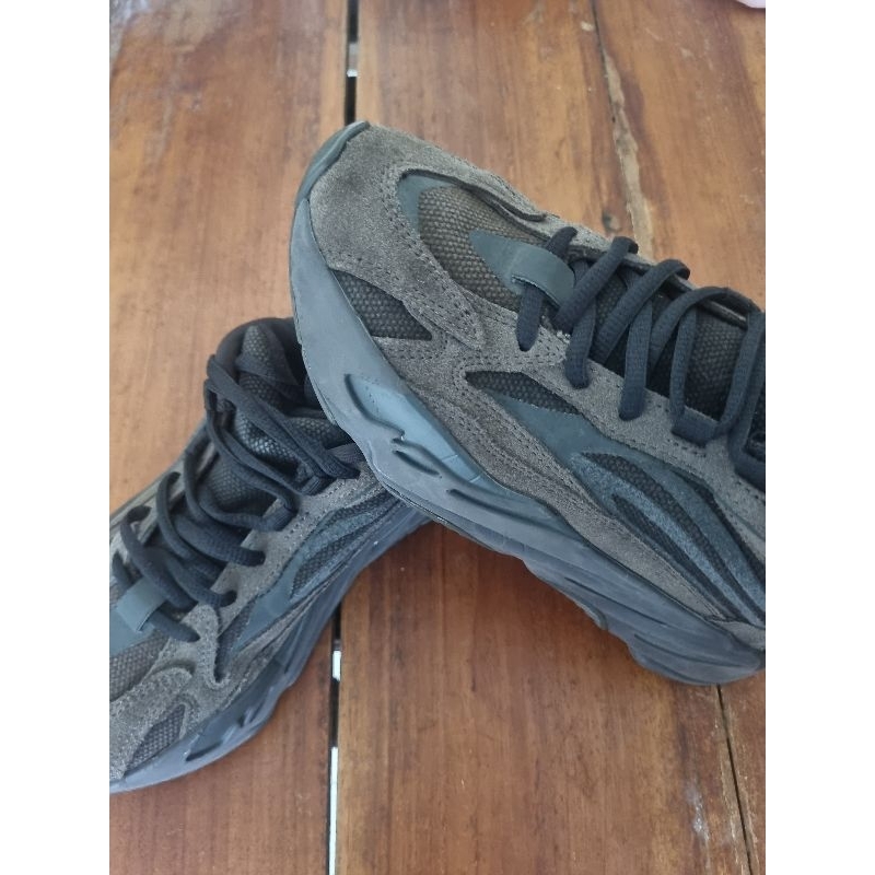 ADIDAS Yeezy Boost 700 v2 vanta hitam - 38