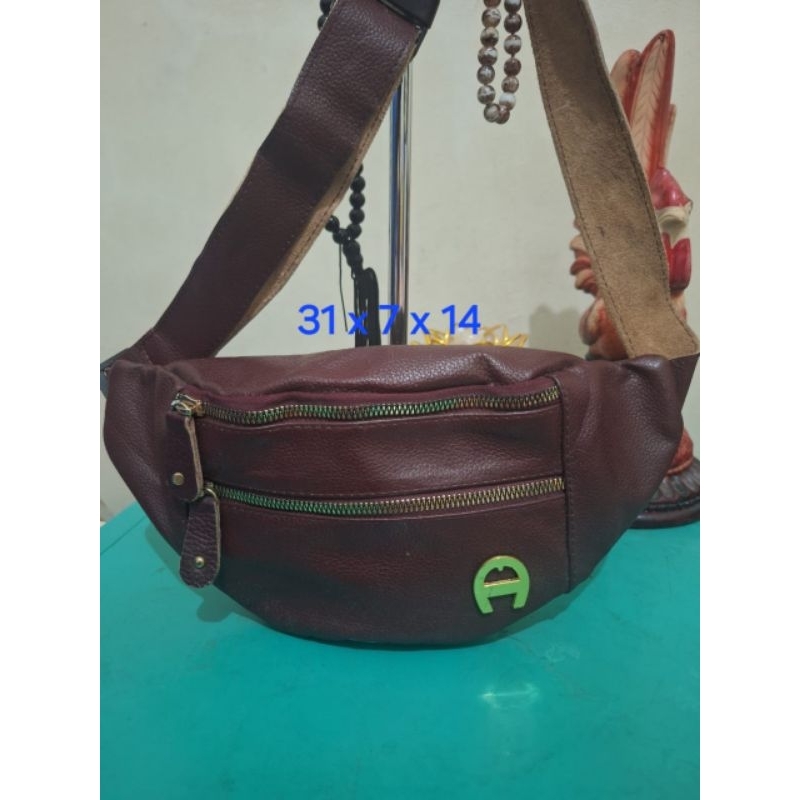 Tas branded aigner Merah maron kulit 
Asli uk 31 x 7 x14
Limited edition 
Pemakaian pribadi