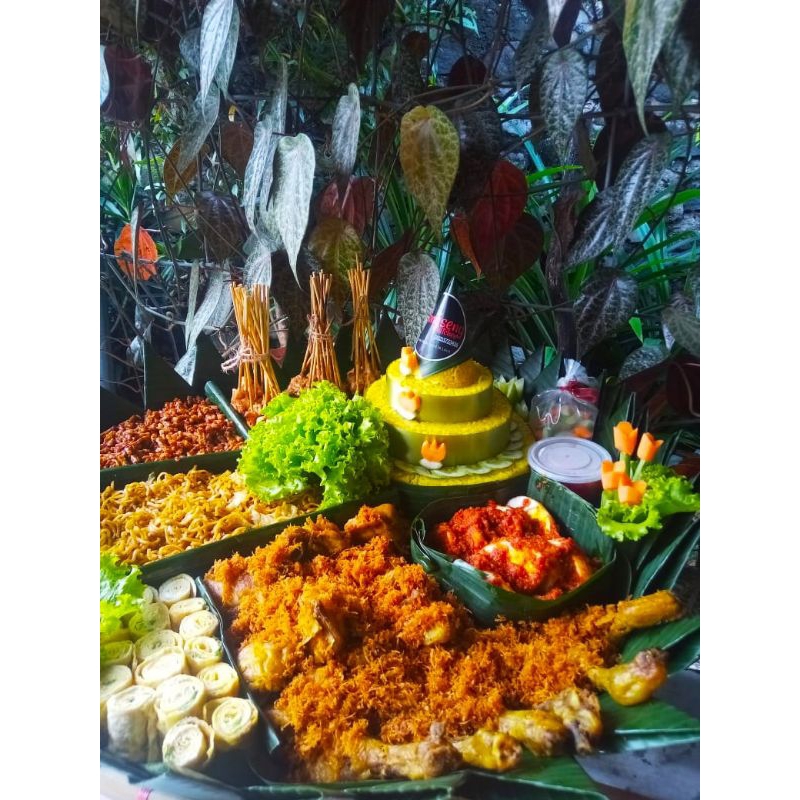 Tumpeng tampah nasi kuning sate ukuran kecil, sedang, besar mulai dari 5porsi-20porsi menu lengkap