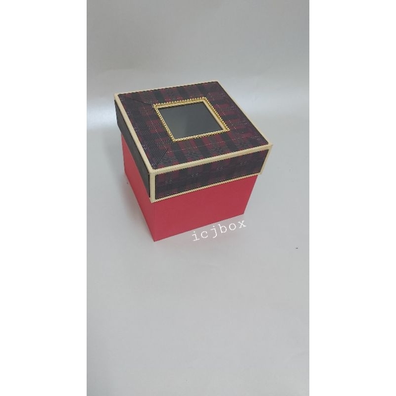 

Box merah alas dan tutup terpisah ,ukuran 15x15x14 .Bagian tutup ada mika ditengah