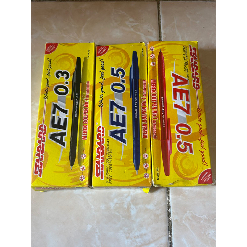 

Pulpen standar hitam merah biru