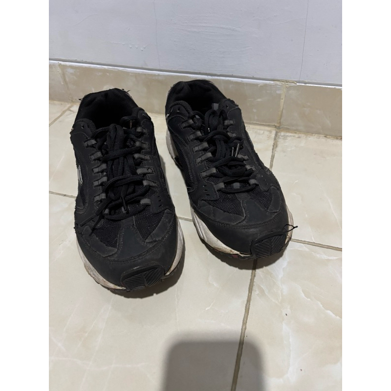 sepatu skechers hitam