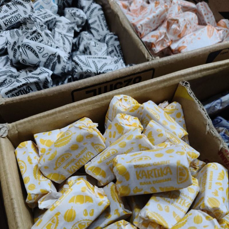 

Dodol Garut Kartika Varian Mix wijen durian kacang dan ketan hitam