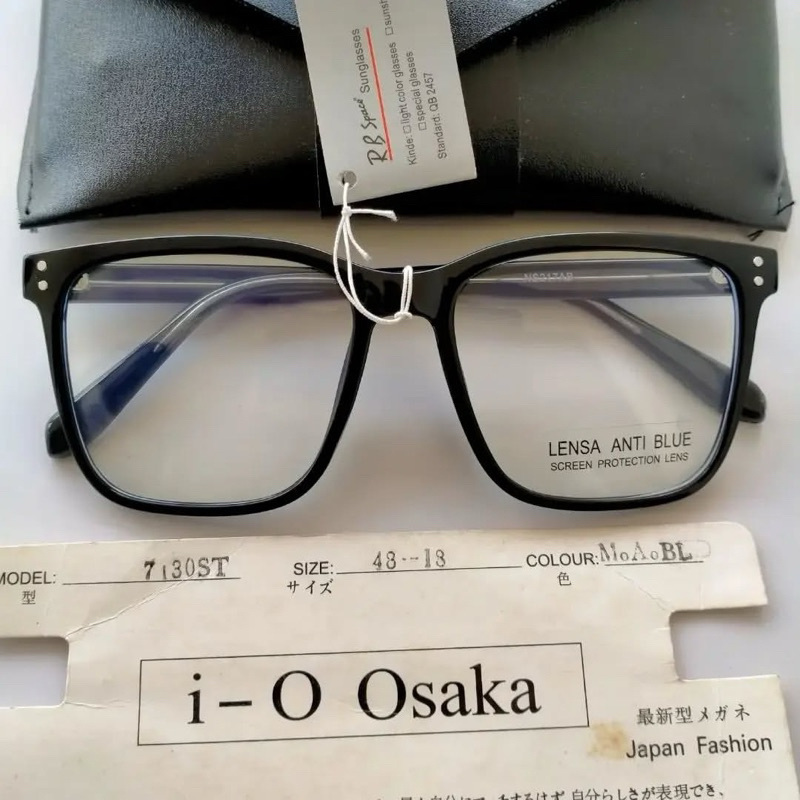 Vintage Wayfarer sunglasses80s
Brand: RB Space
Made in China
Frame besi tanam