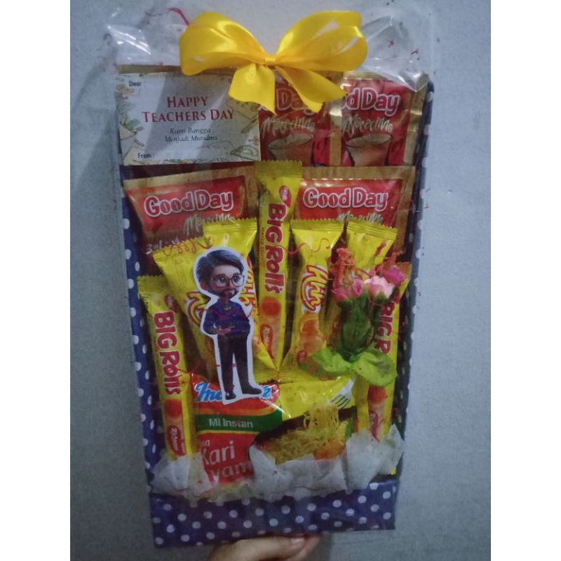 

Bucket Bunga edisi Snack Box dan Indomie