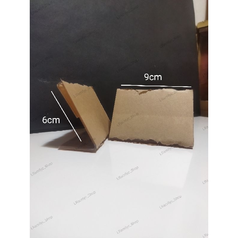 

AKRILIK DISPLAY NAMETAG/NOMOR MEJA 9X6CM MODEL LANDSCAPE L