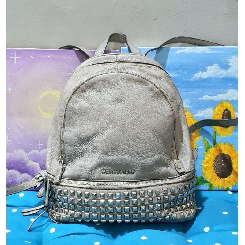 tas ransel MK rhea studded grey