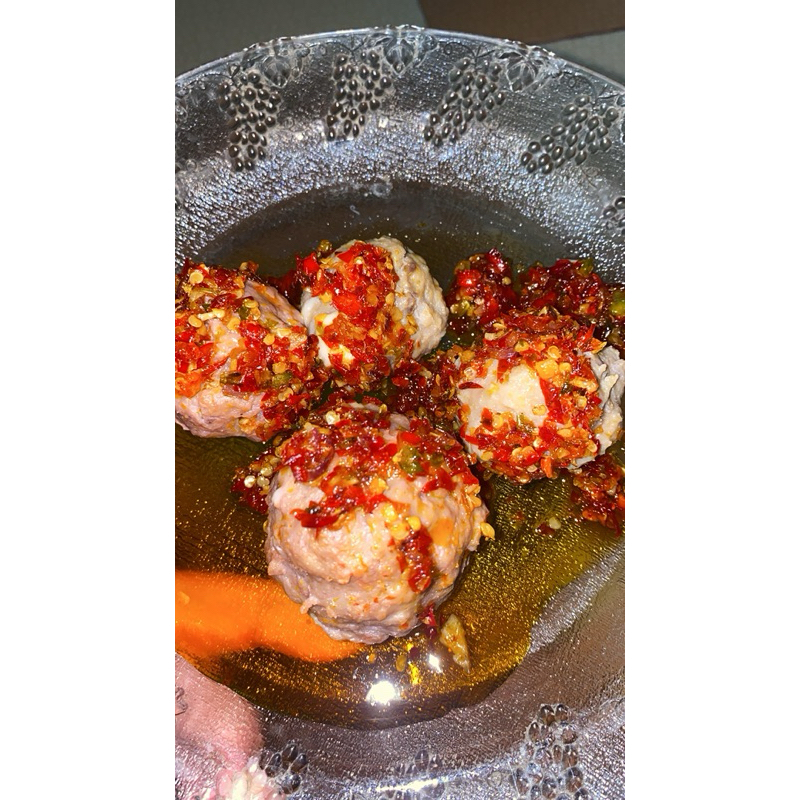 

bakso daging besar viral dengan isian dan sambal mercon