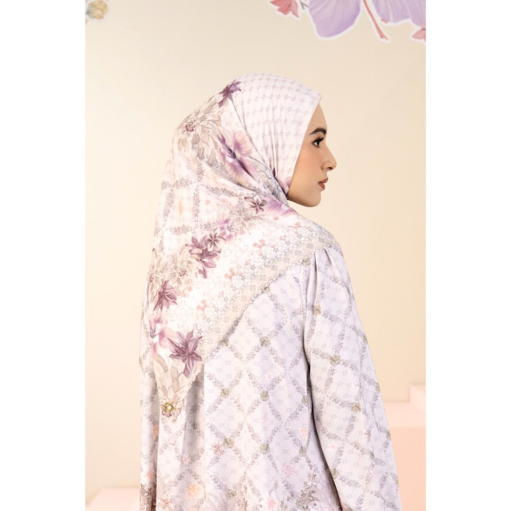 Ariana Scarf Wearing Klamby Sale