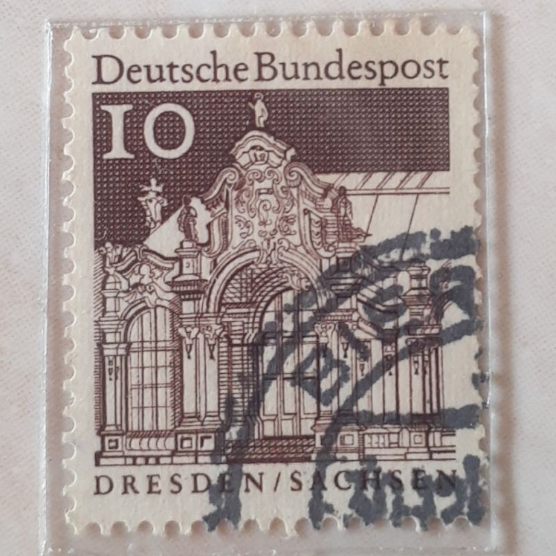 

(J1) Perangko Jerman buildings from twelve centuries, large size (Wallpavillon of the Zwinger, Dresden/Sachsen) Tahun 1967