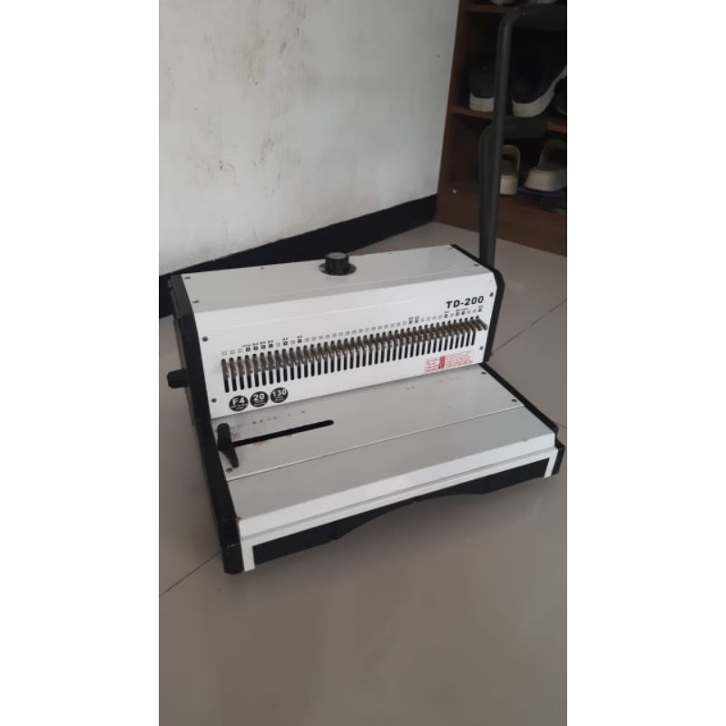 

Bekas Mesin Jilid Ring Kawat Spiral Lubang Kotak F4 3:1 TD200 Topas Wire Comb Binding Machine