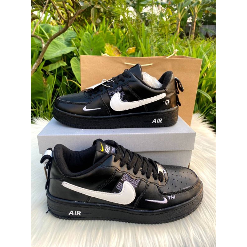 Sepatu outif keren merk nike air force one hitam liris putih