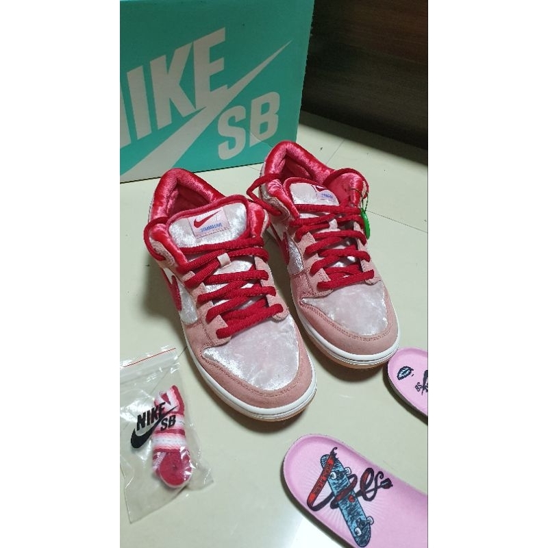 Sepatu Nike SB Dunk Strange Love