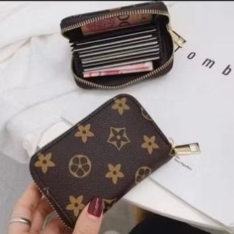 dompet kartu dan uang