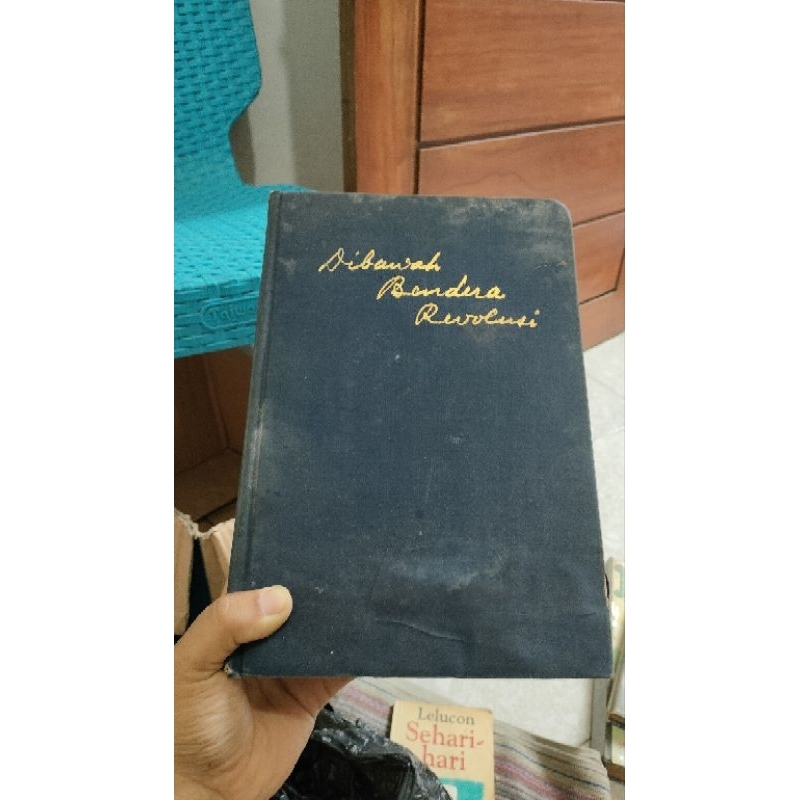 Buku dibawah bendera revolusi