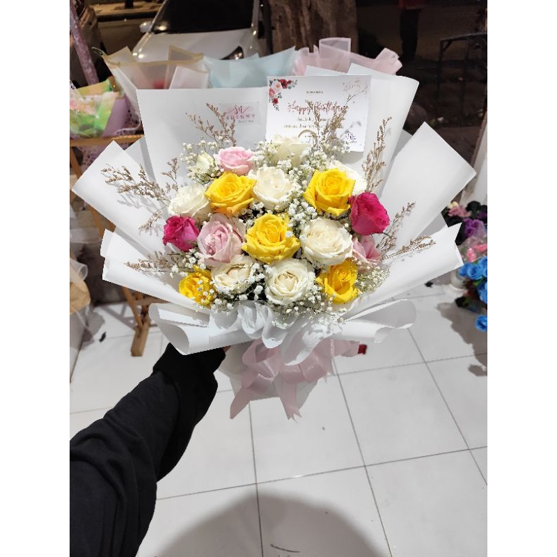 Bucket bunga mawar mix/Bunga mawar asli Surabaya