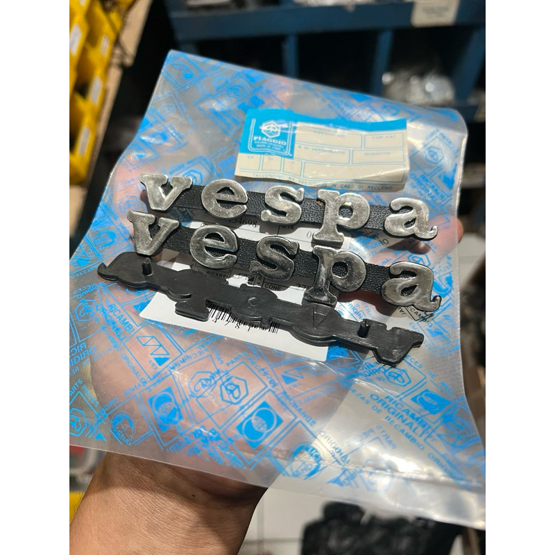 emblem vespa balok plastik layar depan vespa super sprint ps px replika ori