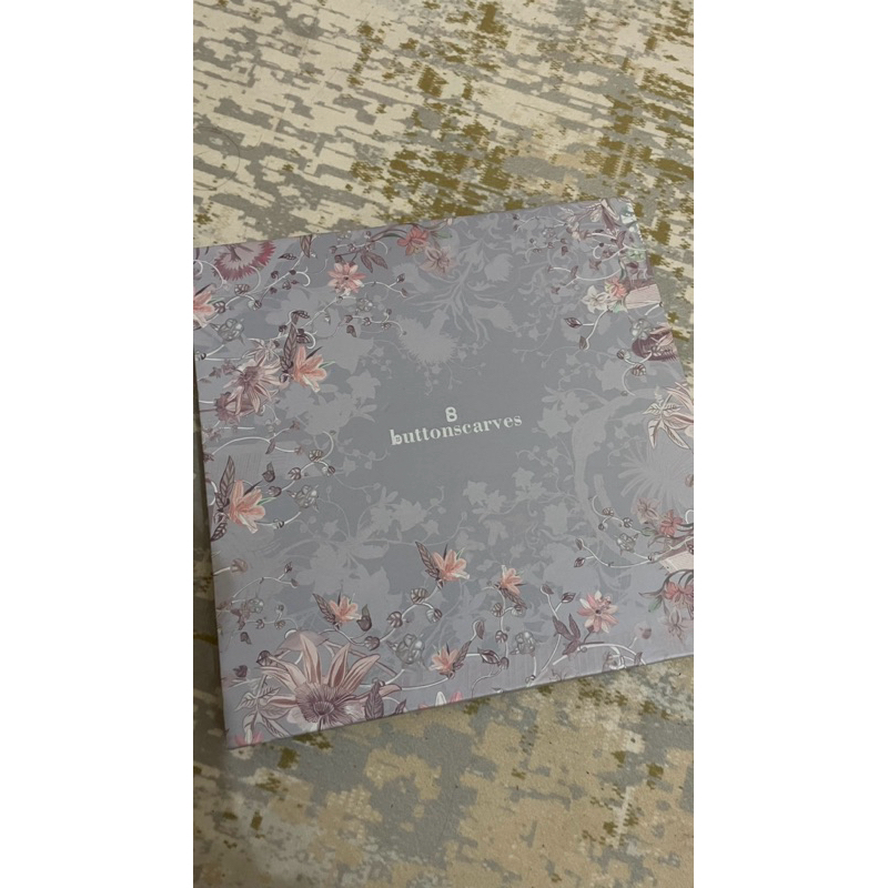 Preloved buttonscarves XL dubai waterfall