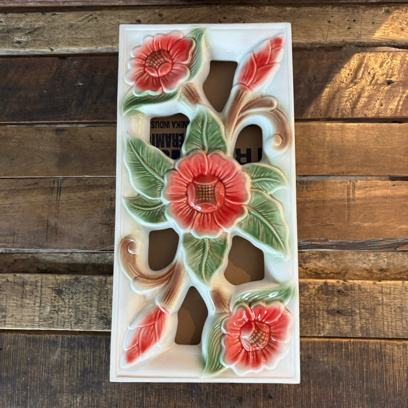 Roster / Keramik Trisensa / Keramik Lubang Angin Lukis Motif Ukir Bunga 20x40 cm RO 96 Rekta Maroon