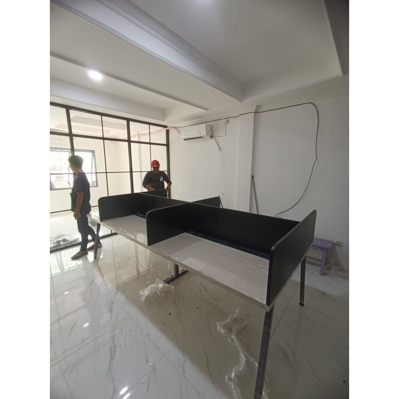 meja kantor sekat partisi