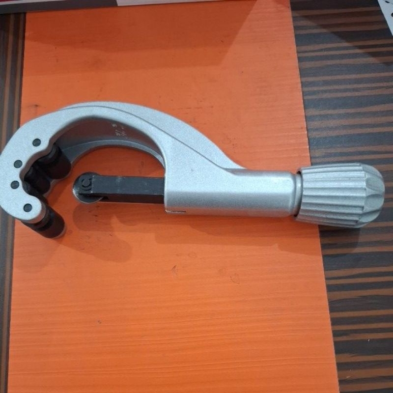 

Cutter Pipa / Cutter Pipa Tembaga Besar / Pemotong Pipa Tembaga besar / Tube Cutter TC - 216 (Dari pipa 1/4 sampai 2 5/8")