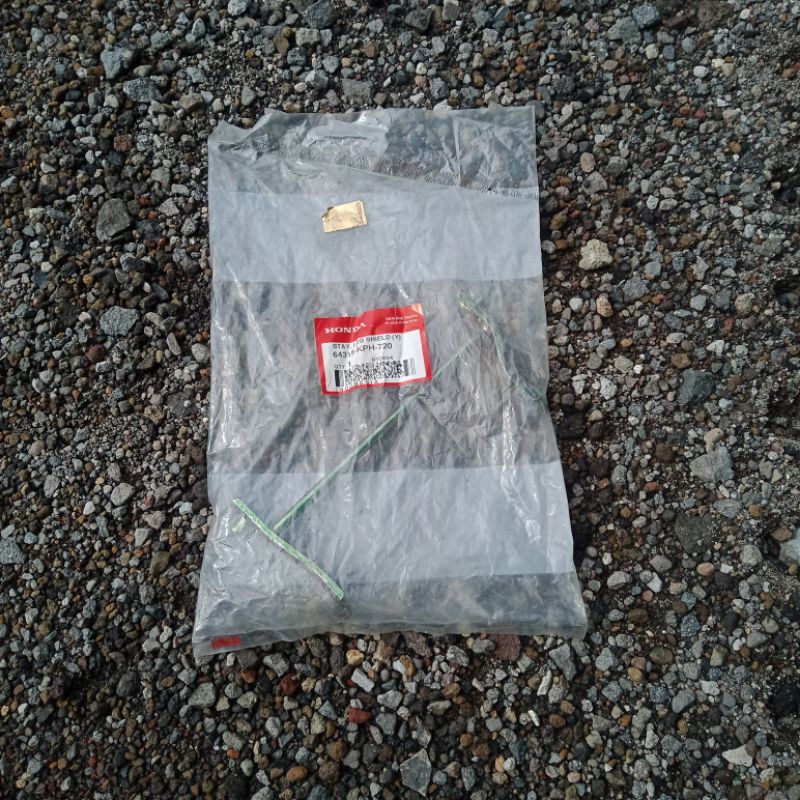 Bracket sayap Honda Karisma Original AHM Honda STAY,LEG SHIELD(Y) 64315-KPH-720