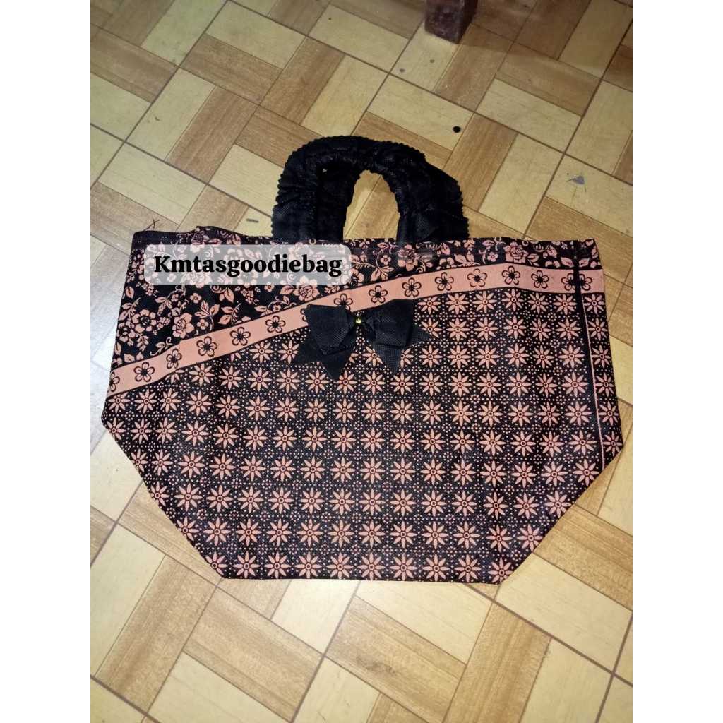 

Goodiebag tas kain besek hajatan Tas Syahrini 18x18 Isi 12pcs