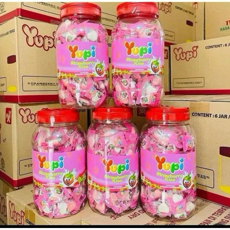 

Yupi Kiss Starwberry Toples isi 300gr 1 DUS ISI 6 toples