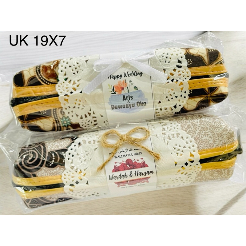 

SOUVENIR TEMPAT PENSIL BATIK UK 19X7 MINIMAL PEMBELIAN 50 PCS FREE KARTU UCAPAN REQUEST