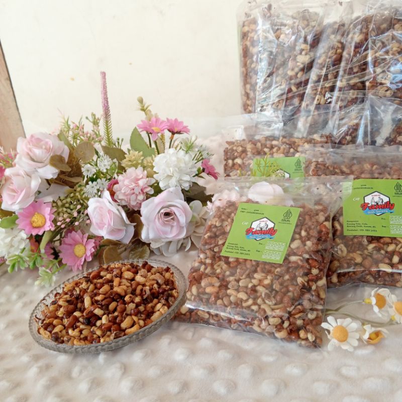 

family Otok goreng, (kacang tolo), cemilan, Snack khas Madura, makanan tradisional,